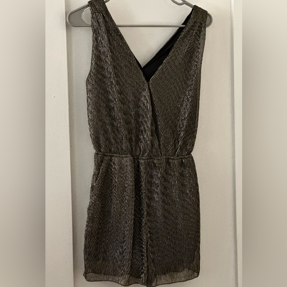 New classy jumpsuit with pockets. Very comfortable and easy to move in.